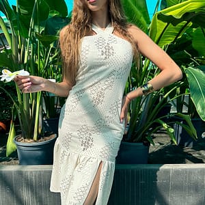 Fotografía de una mujer con un vestido con tirantes blanco crochet.