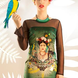 Fotografía de un vestido, donde se ve que una parte de la espalda y los brazos son con una tela transparente y el resto de vestido es con tela terciopelo, donde tiene impreso un montaje con diferentes motivos de Frida Kahlo y el rostro de ella en el centro.