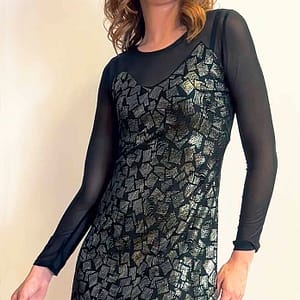 Mujer con un vestido de color negro y cuadrados de color plata.