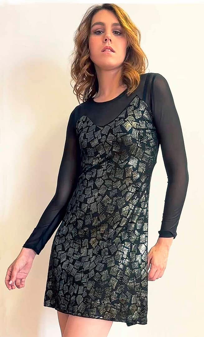 Mujer con un vestido de color negro y cuadrados de color plata.