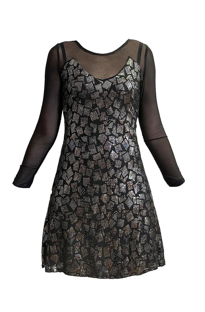 Vestido gasa dorado.