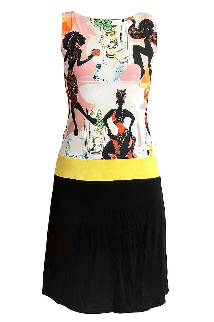 Fotografía de un vestido con la parte de abajo negra, un cinturón de tela amarillo en la cintura y en la parte de arriba, motivos a Cuba con mojitos con hielo y mujeres vestidas todas diferente.