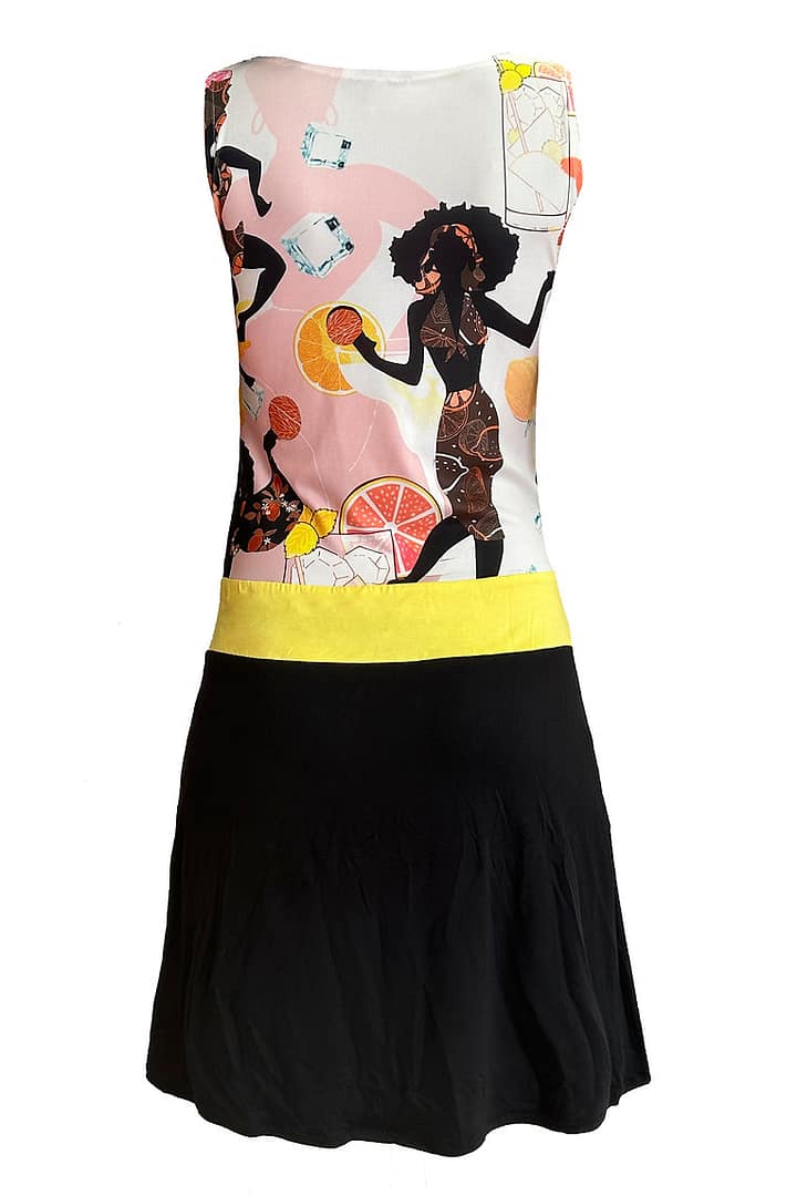 Fotografía de un vestido con la parte de abajo negra, un cinturón de tela amarillo en la cintura y en la parte de arriba, motivos a Cuba con mojitos con hielo y mujeres vestidas todas diferente.