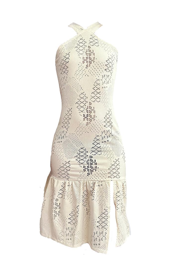 Fotografía de la parte de delante de un vestido con tirantes blanco crochet.