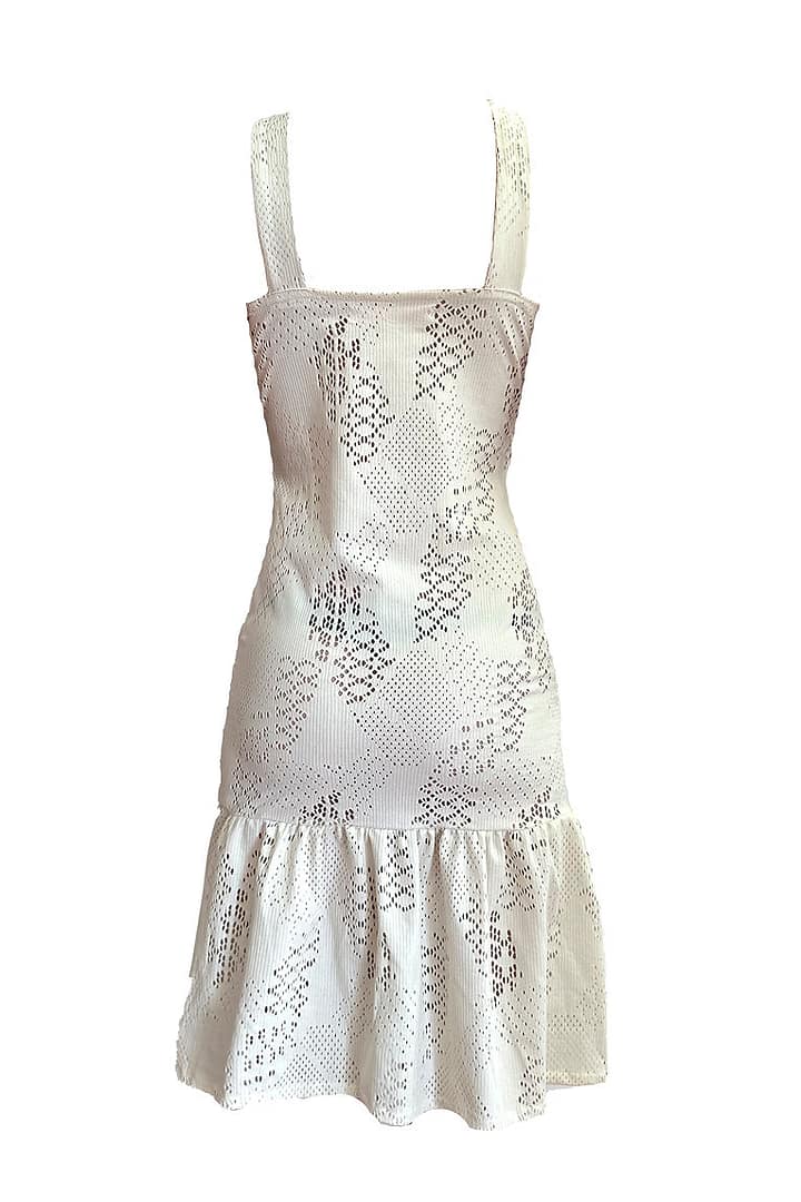 Fotografía de la parte de detrás de un vestido con tirantes blanco crochet.