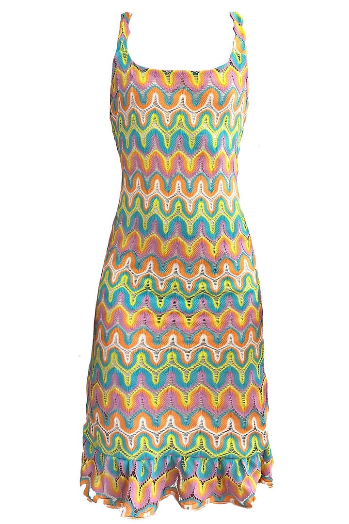 Fotografía de un vestido de tirantes crochet con diferentes colores.