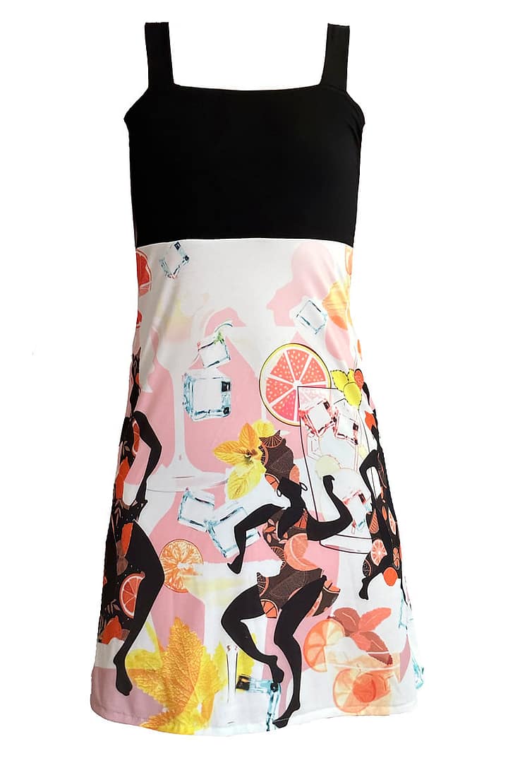 Fotografía de un vestido con la parte de arriba negra y en la parte de abajo, con motivos que recuerdan a Cuba, con mojitos con hielo y mujeres vestidas todas diferente.