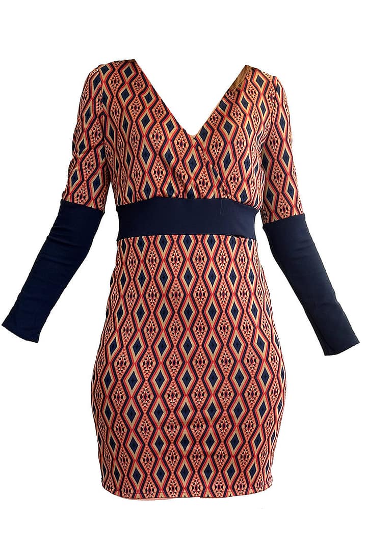 Fotografía de un vestido desde la parte de delante con rombos rojos y negros con un cinturón de tela de color negro.