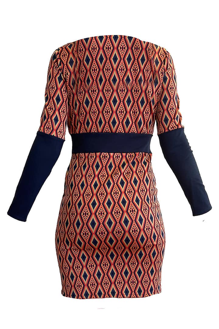 Fotografía de un vestido desde la parte de detrás con rombos rojos y negros con un cinturón de tela de color negro.