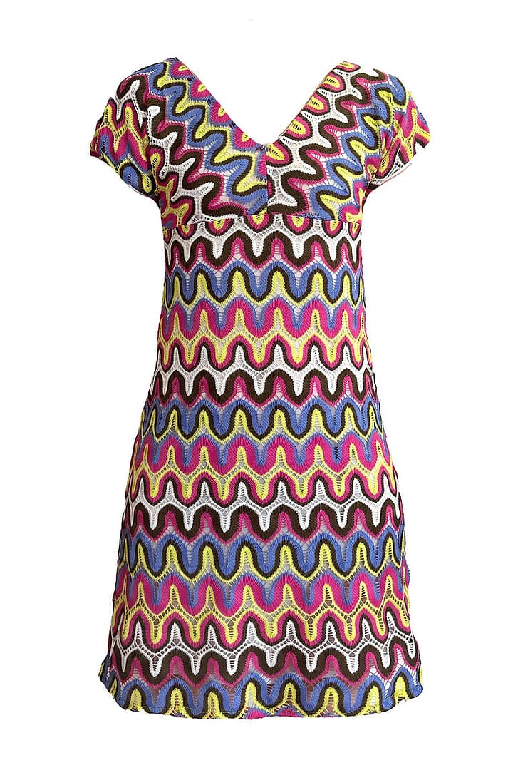 Fotografía de un vestido hecho con crochet con diferentes colores.