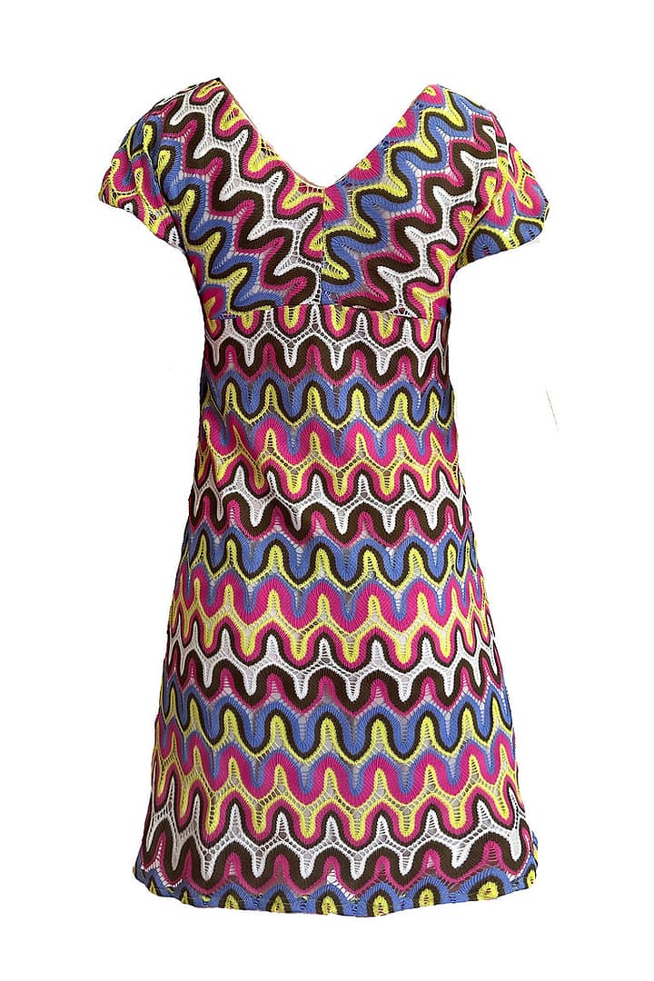 Fotografía de un vestido hecho con crochet con diferentes colores.