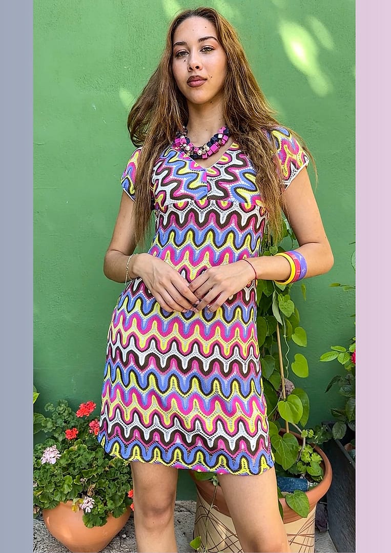 Fotografía de una mujer con un vestido crochet con diferentes colores.