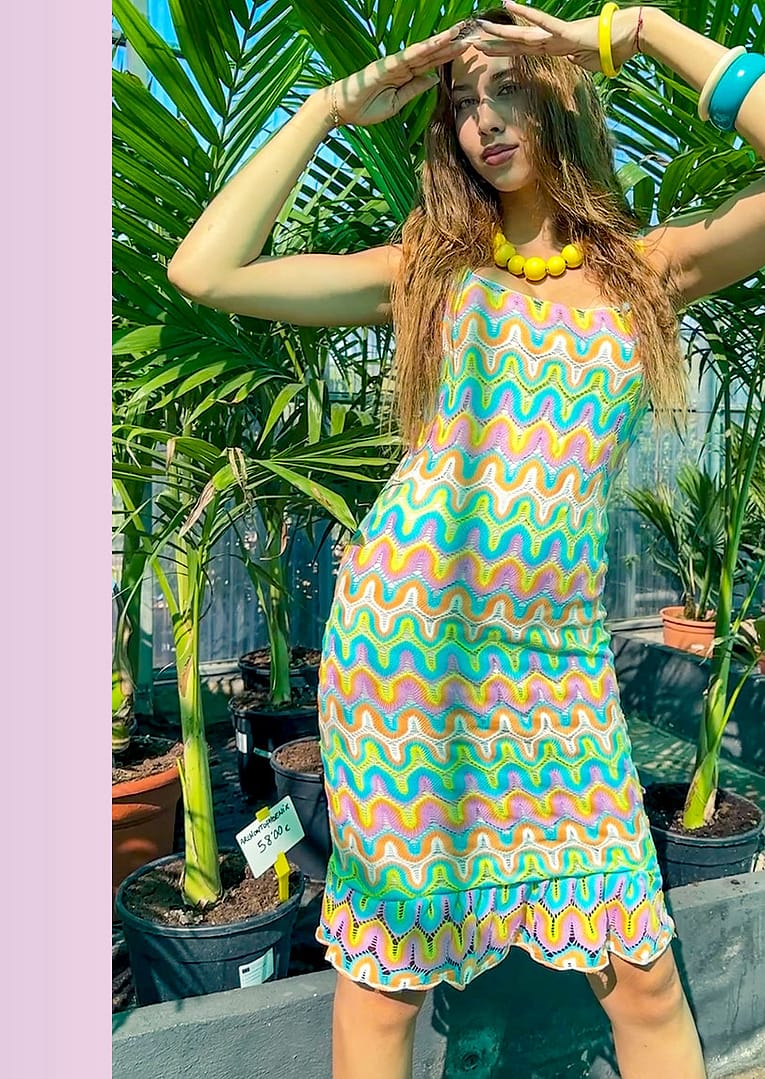 Fotografía de una mujer con un vestido de tirantes, crochet con diferentes colores.