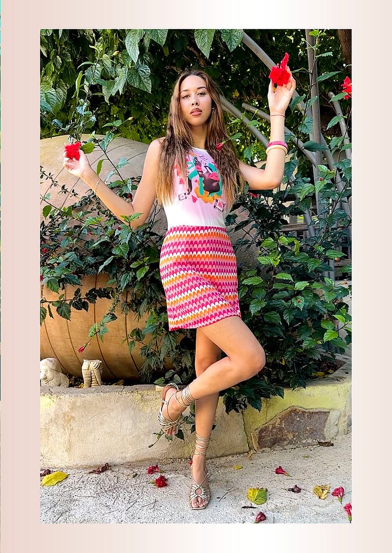 Fotografía de una mujer con un vestido.