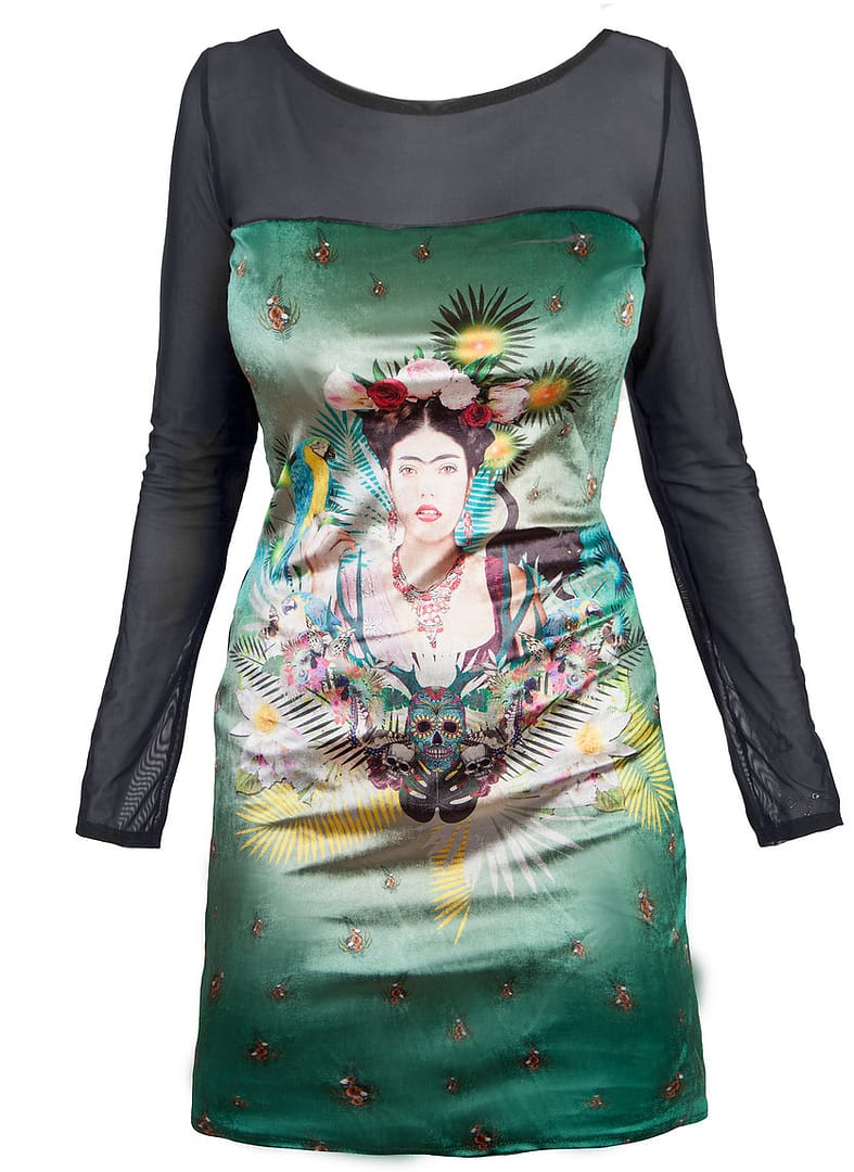 Fotografía de un vestido, donde se ve que una parte de la espalda y los brazos son con una tela transparente y el resto de vestido es con tela terciopelo, donde tiene impreso un montaje con diferentes motivos de Frida Kahlo y el rostro de ella en el centro.